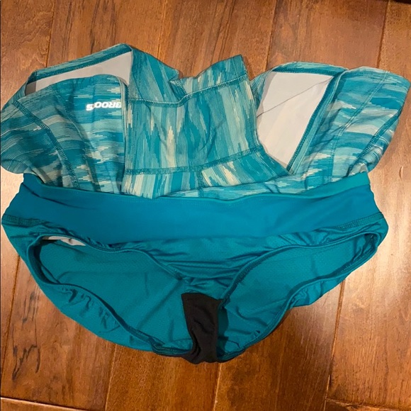 Brooks split side shorts - Picture 5 of 5